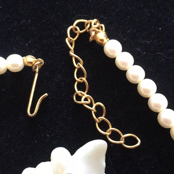 Vintage flower clip on earrings and necklace set - Picture 6 of 6